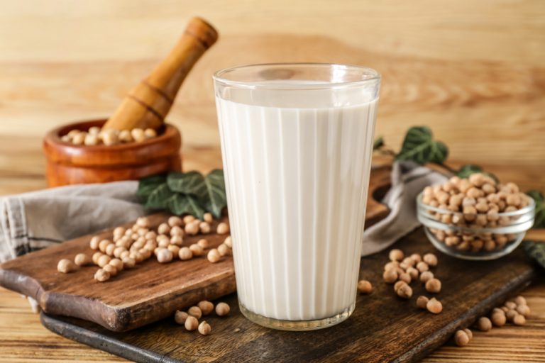 7 überraschende Vorteile, die Sojamilch für deine Gesundheit hat - Wundaba