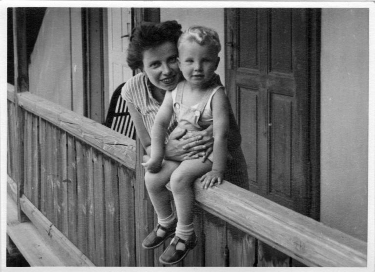 Einem Mann fällt ein merkwürdiges Detail in einem 100 Jahre alten Foto ...
